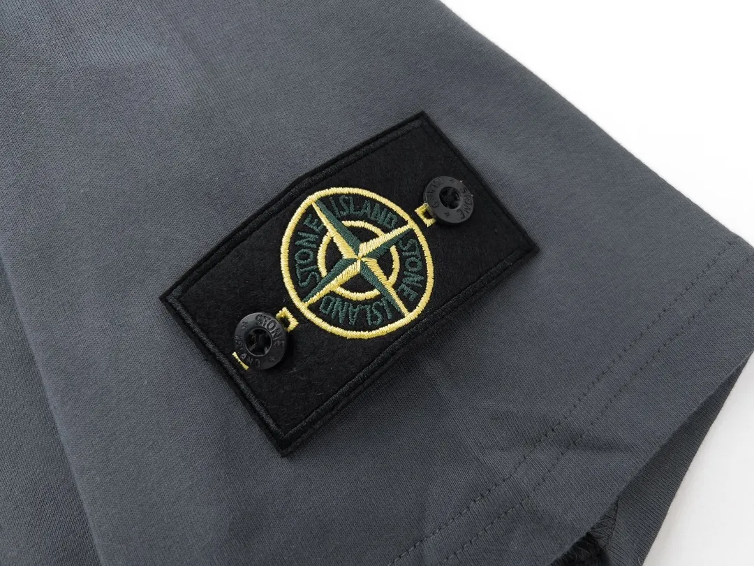 W623#P106💰 [Stone Island’s popular cuffed branded round neck off-shoulder short-sleeved T-shirt] Super versatile! A short-sleeved upper body for major celebrity internet celebrities, made of 260g combed cotton 32-count double yarn. Comfortable and breathable, customized accessories, oversize version. Dropped shoulder sleeves, very loose, same style for men and women, suitable for couples💑 Match as you like. The upper body is super beautiful. Color: Black White Apricot Gray Navy Size: M L XL XXL Ｍ Shoulder Width 47 Bust 52 Length 70 L Shoulder Width 48 Bust 54 Length 72 XL Shoulder width 59 Bust 56 Length 74 XXL Shoulder width 50 Bust 58 Length 76
